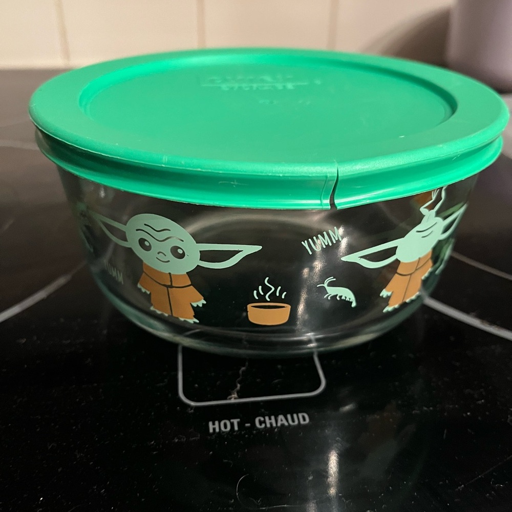 Pyrex Storage Bowl with Lid - Baby Yoda Design